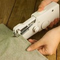 Máy khâu mini cầm tay nhỏ gọn tiện dụng