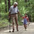 Gậy chống trượt có đèn pin chiếu sáng, gấp gọn tiện lợi