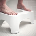 Ghế kê chân ngồi toilet đúng cách chống táo bón