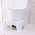 Ghế kê chân ngồi toilet đúng cách chống táo bón
